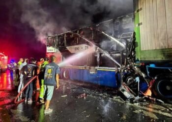 Șapte morți și peste 30 de răniți într-un accident grav între un autobuz și două camioane