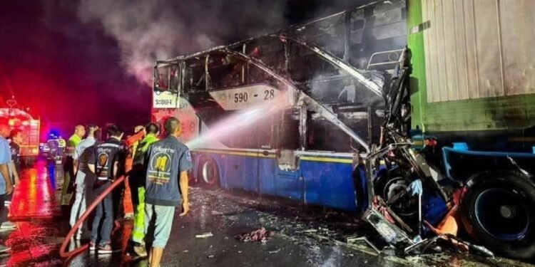 Șapte morți și peste 30 de răniți într-un accident grav între un autobuz și două camioane