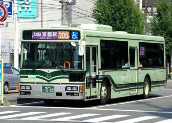 Concediat și lăsat fără pensie după ce a furat din încasările autobuzului