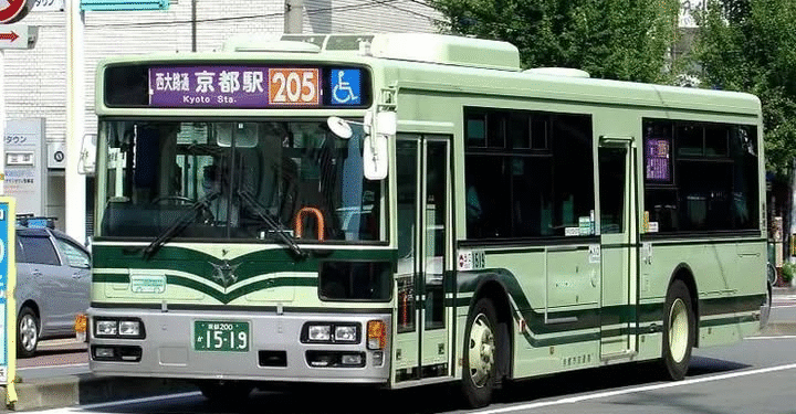 Concediat și lăsat fără pensie după ce a furat din încasările autobuzului