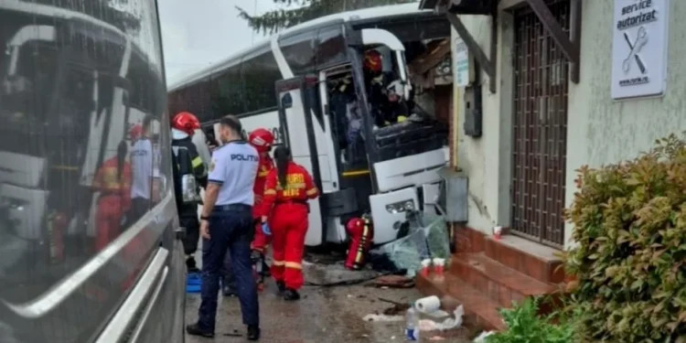 Un autocar cu 24 de pasageri s-a izbit de o casă, după ce șoferul ar fi suferit un infarct