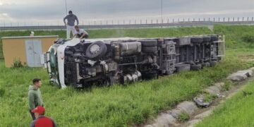 Autotren răsturnat pe A1