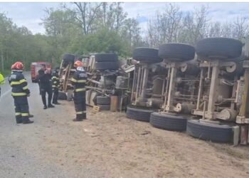 Un autotren încărcat cu balast s-a răsturnat
