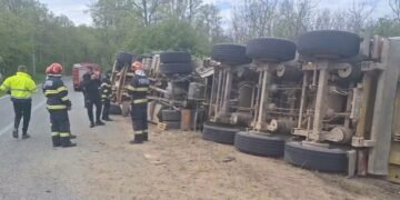 Un autotren încărcat cu balast s-a răsturnat