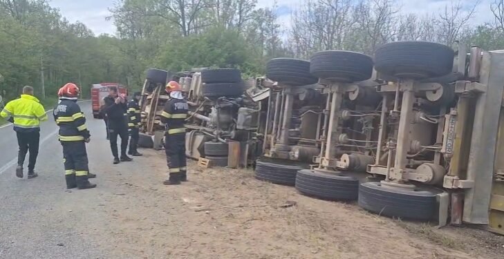 Un autotren încărcat cu balast s-a răsturnat