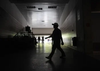 Pană de curent masivă: Transportul și infrastructura afectate, mii de persoane blocate în metrouri