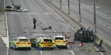 Doi polițiști, internați după un grav accident pe A1. Cinci autospeciale distruse în timpul unei urmăriri