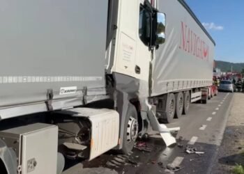 Două autoturisme și două TIR-uri implicate într-un accident cu victime
