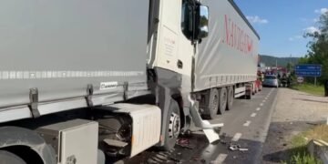 Două autoturisme și două TIR-uri implicate într-un accident cu victime
