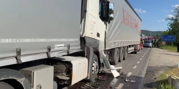 Două autoturisme și două TIR-uri implicate într-un accident cu victime