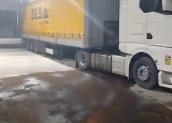 Pericol pe șosele, sute de litri de motorină s-au scurs pe carosabil