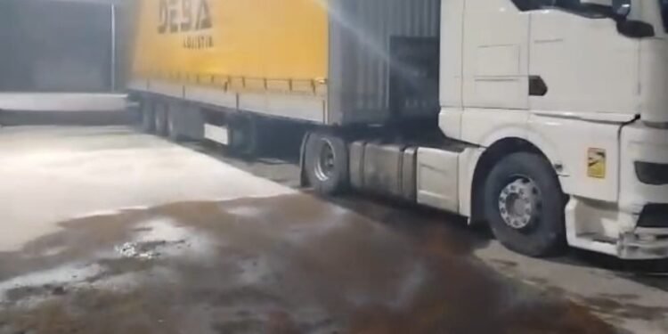 Pericol pe șosele, sute de litri de motorină s-au scurs pe carosabil