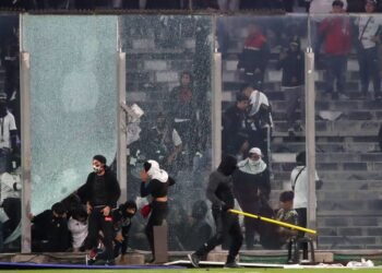 Meci întrerupt în minutul 65, doi suporteri copii au murit