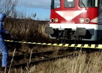 A ținut-o pe șine să dea trenul peste ea