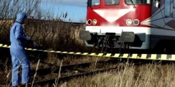 A ținut-o pe șine să dea trenul peste ea