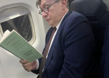 Cine este liberalul care îl plimbă pe candidatul Crin cu avionul privat