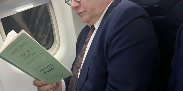 Cine este liberalul care îl plimbă pe candidatul Crin cu avionul privat