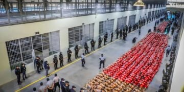 Senatorul care a mers să elibereze un deținut, ținut la poarta închisorii