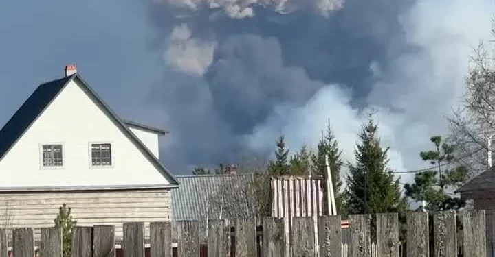 Explozie puternică lângă un depozit de muniție din Rusia. Evacuări masive!