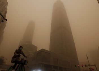 O furtună de nisip a anulat sute de zboruri