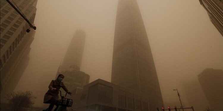 O furtună de nisip a anulat sute de zboruri