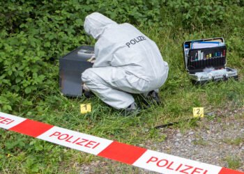 Un polițist și-a împușcat soția și cei doi copii, după care s-a sinucis