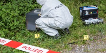 Un polițist și-a împușcat soția și cei doi copii, după care s-a sinucis