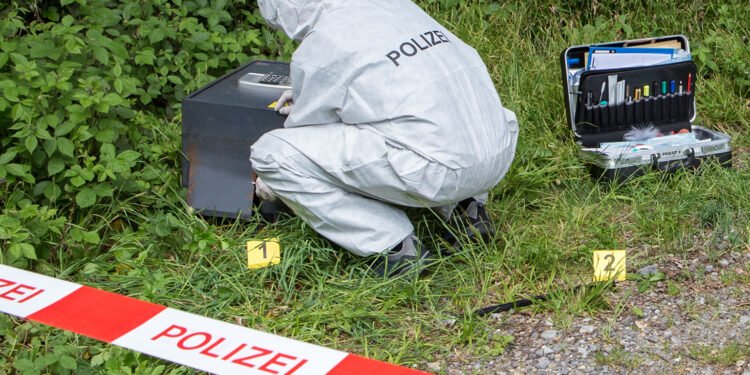 Un polițist și-a împușcat soția și cei doi copii, după care s-a sinucis