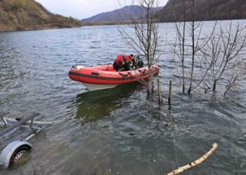 Un pompier este căutat după ce o hidrobicicletă s-a răsturnat