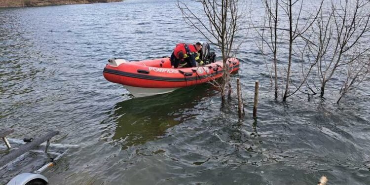 Un pompier este căutat după ce o hidrobicicletă s-a răsturnat