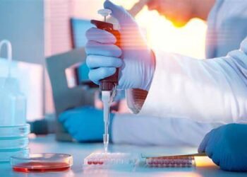 Eroare într-o clinică de fertilitate: O femeie a născut copilul altcuiva după un schimb accidental de embrioni