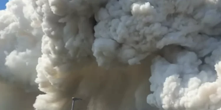 Incendiu devastator la o fabrică de reciclare a bateriilor