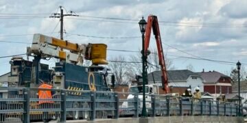 O macara s-a încurcat în fire și i-a lăsat fără energie electrică