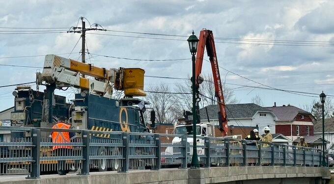 O macara s-a încurcat în fire și i-a lăsat fără energie electrică