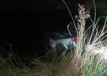 Două tinere, scoase dintr-o mașină scufundată într-un canal de irigații