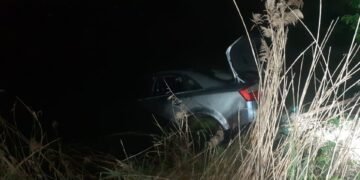 Două tinere, scoase dintr-o mașină scufundată într-un canal de irigații