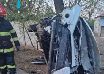 A scăpat cu viață ca prin minune, dar mașina s-a transformat într-un morman de fiare