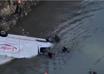 Polițiștii au stabilit cum a ajuns șoferul cu microbuzul în Dunăre