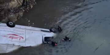 Polițiștii au stabilit cum a ajuns șoferul cu microbuzul în Dunăre