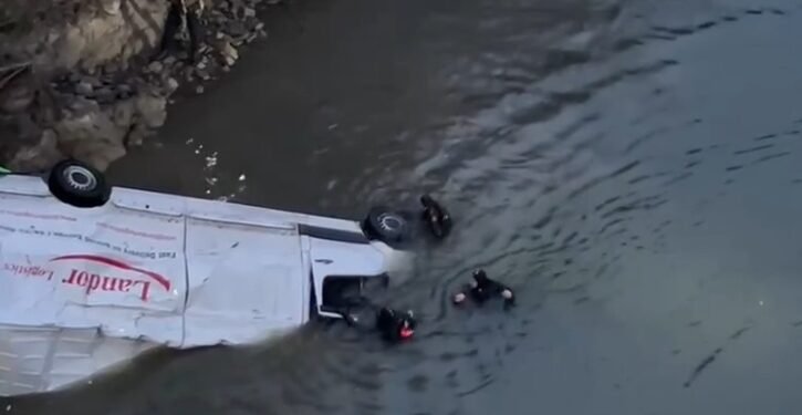 Polițiștii au stabilit cum a ajuns șoferul cu microbuzul în Dunăre