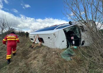 Microbuz cu 15 pasageri, răsturnat