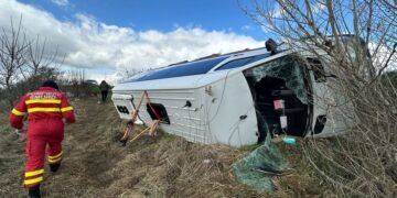 Microbuz cu 15 pasageri, răsturnat