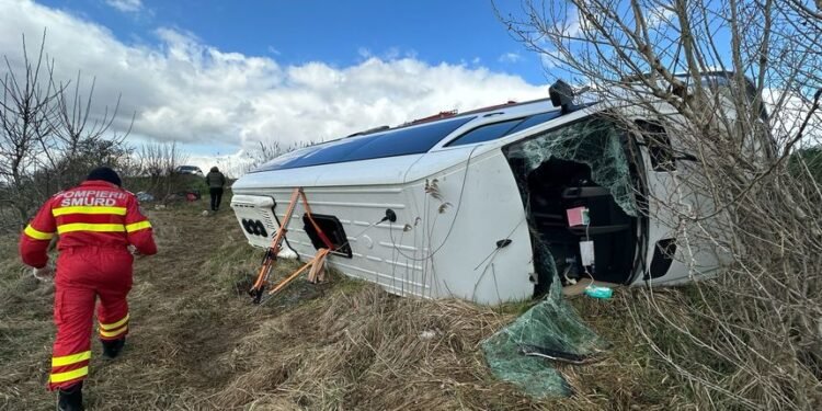 Microbuz cu 15 pasageri, răsturnat