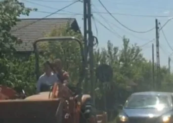 Un copil de 7 ani, lăsat să conducă un tractor neînmatriculat pe un drum național din Gorj