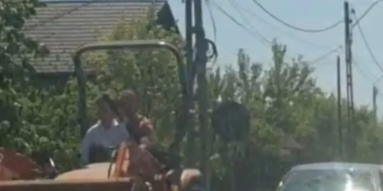 Un copil de 7 ani, lăsat să conducă un tractor neînmatriculat pe un drum național din Gorj