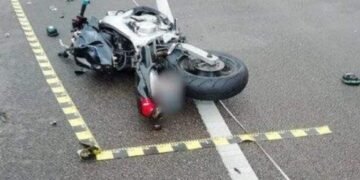 Motociclist în stare critică după ciocnirea cu un microbuz