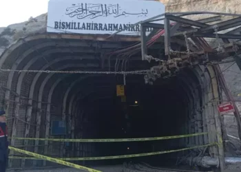 Teren surpat peste 13 mineri