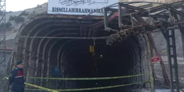 Teren surpat peste 13 mineri