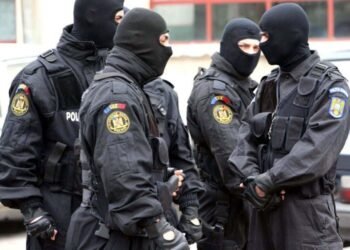 Cu fețe acoperite și bâte, într-un local din Rovinari