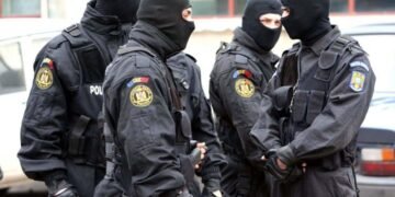 Cu fețe acoperite și bâte, într-un local din Rovinari